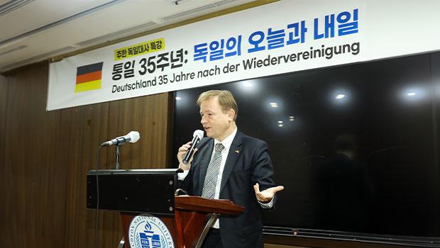 German Ambassador to Korea Schmidt Delivers Specia 대표이미지